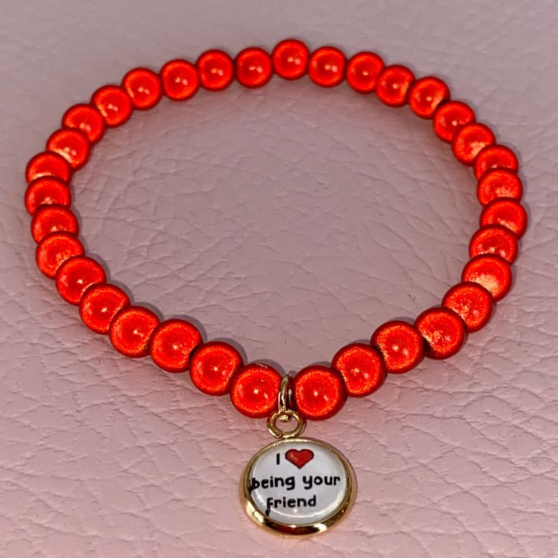 6 mm perler armbånd m/anheng_Rødt